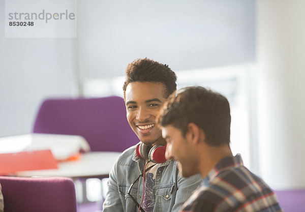 Studenten sprechen in der Lounge