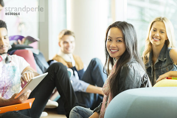 Studenten lächeln in der Lounge