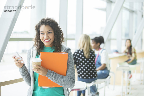 Universitätsstudent lächelt im Café