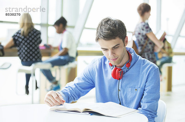 Studenten lesen im Cafe