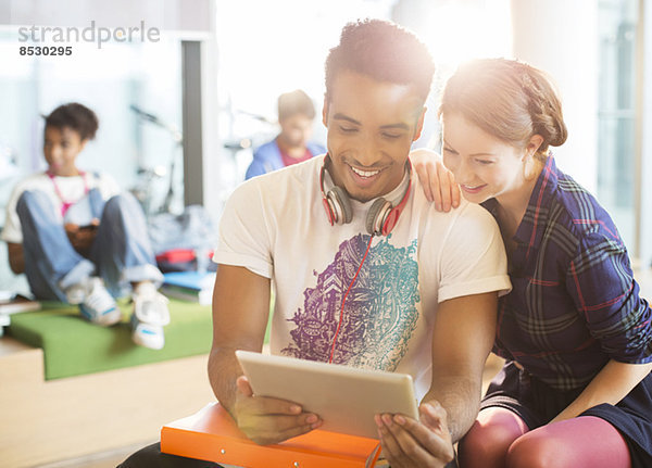 Studenten mit digitalem Tablett in der Lounge