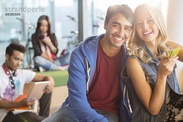 Studenten lächeln in der Lounge