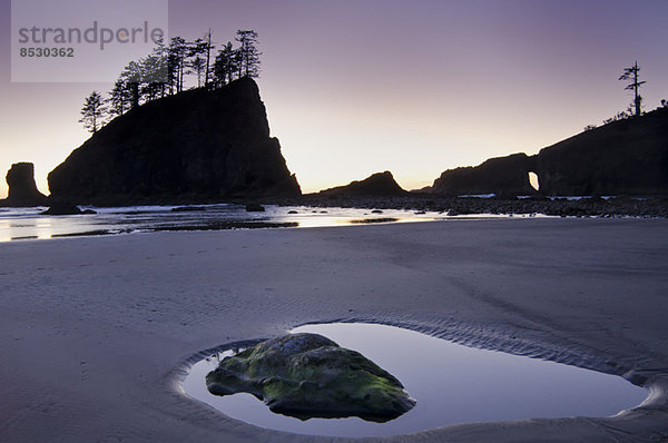 Silhouette der Klippen am Strand bei Ebbe