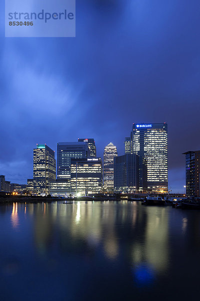 Skyline des Bankenviertels Canary Wharf mit dem Blackwall Basin vorne  in der Abenddämmerung  Docklands  London  England  Großbritannien