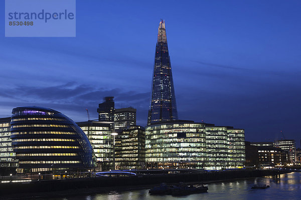 'Ausblick auf den Bürokomplex ''More London Riverside'' mit dem Rathaus City Hall  links  und The Shard  hinten  in der Abenddämmerung  London  England  Großbritannien'