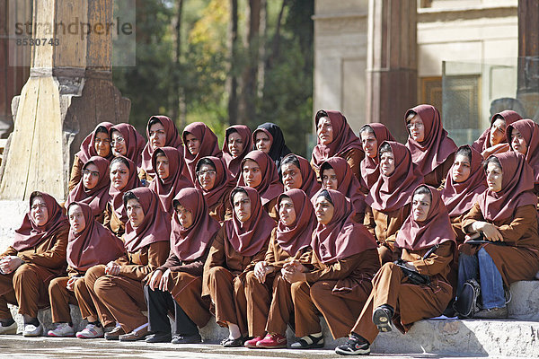Iranische Mädchenklasse in Uniform  behinderte Mädchen und Frauen  Chehel Sotun Palast Garten  Isfahan  Provinz Isfahan  Persien  Iran