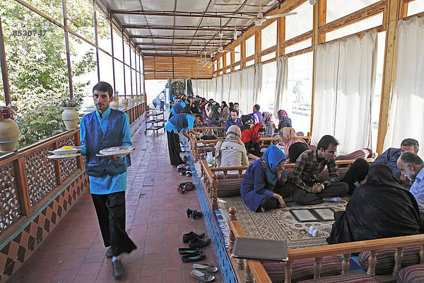 Junge Iranerinnen und Iraner zur Mittagszeit in einem traditionellen Restaurant  Basar  Isfahan  Provinz Isfahan  Persien  Iran