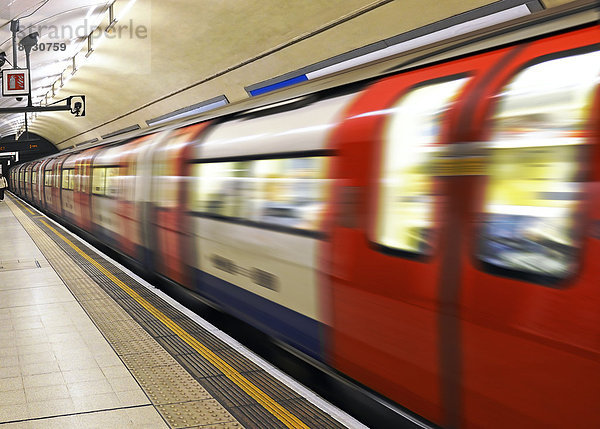 überqueren Großbritannien London Hauptstadt Unterführung Kreuz England verlassen Haltestelle Haltepunkt Station Zug