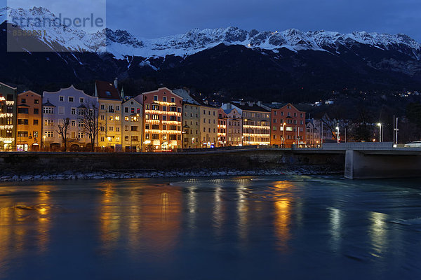 Gebäude Straße Fluss Hotel Karwendelgebirge Österreich Abenddämmerung Innsbruck Tirol