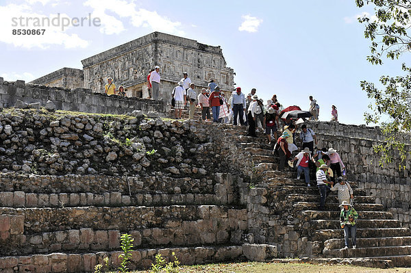 Touristen  Ruinen der Maya in Uxmal  UNESCO-Welterbe  Uxmal  Region Yucatán  Mexiko