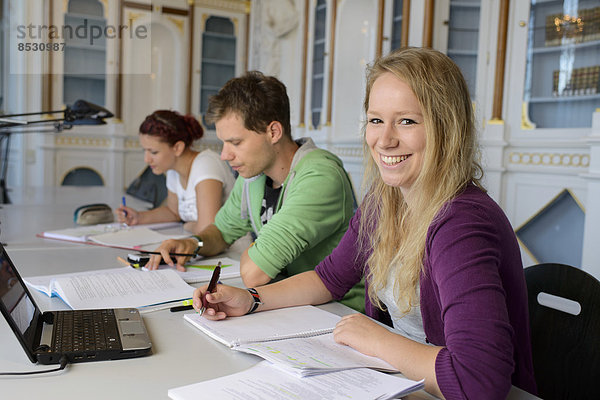 Studierende beim Lernen in der Bereichsbibliothek der Universität Hohenheim im Schloss Hohenheim  Stuttgart  Baden-Württemberg  Deutschland
