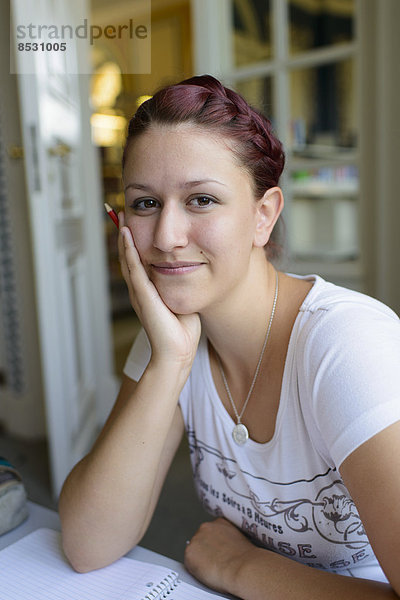 Studentin beim Lernen in der Bereichsbibliothek der Universität Hohenheim im Schloss Hohenheim  Stuttgart  Baden-Württemberg  Deutschland