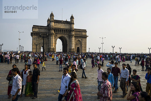 Scharen von Besuchern vor dem Gateway of India  Colaba  Mumbai  Maharashtra  Indien