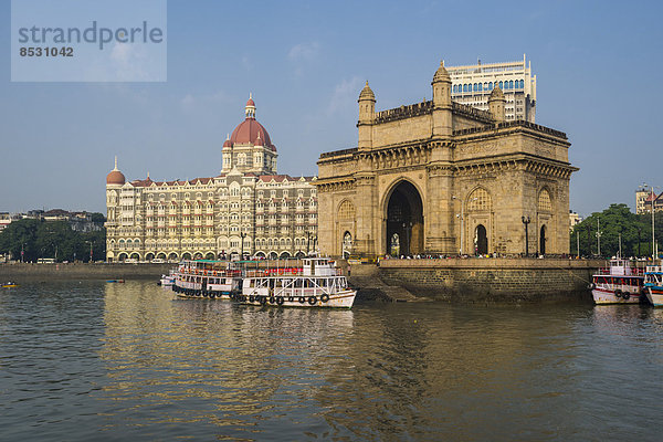 Gateway of India vor dem Taj Mahal Palace Hotel  Colaba  Mumbai  Maharashtra  Indien