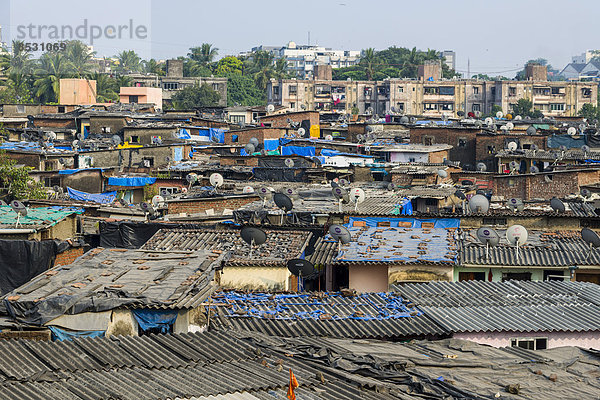 Dach Gebäude Produktion Fernsehen Essgeschirr Zimmer Ghetto gewellt Bombay Indien Eisen Maharashtra
