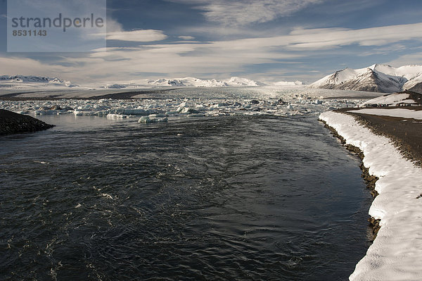 Ausblick auf die Gletscherlagune Jökulsárlón von der Brücke über den See-Ausgang  Südosten  Island