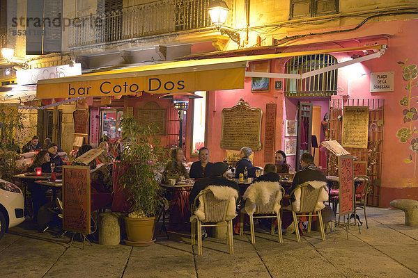 Gäste vor der Tapas-Bar Coto Dos im Ausgehviertel La Lonja am Abend  Palma  Mallorca  Balearen  Spanien