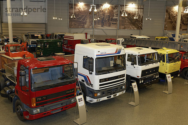 Ausstellungshalle mit DAF-Zugfahrzeugen  Sattelzugmaschinen  DAF Museum  Eindhoven  Nordbrabant  Niederlande