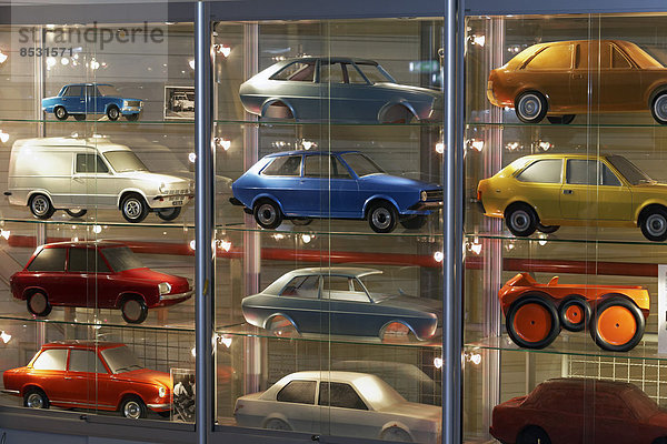 PKW-Modelle der niederländischen Automarke DAF  in einem Schaukasten  DAF Museum  Eindhoven  Nordbrabant  Niederlande