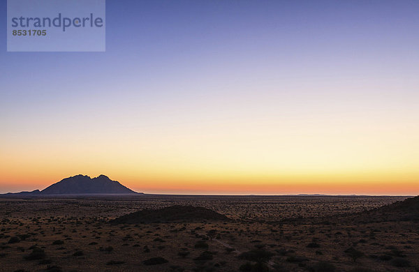 Kleine Spitzkoppe bei Abenddämmerung  Damaraland  Namibia