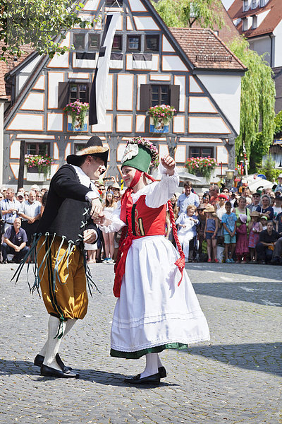 Tanz mit Bäuerin und Bauer  Fischerstechen  Ulm  Baden-Württemberg  Deutschland