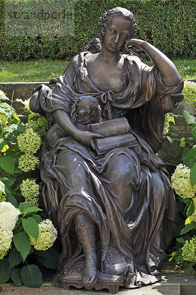 Skulptur der Markgräfin Wilhelmine von Preußen  1709?1758  mit Hund  Bayreuth  Bayern  Deutschland