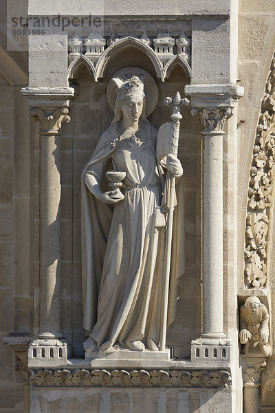 Skulptur an der Fassade der Cathédrale Notre Dame  Paris  Region Île-de-France  Frankreich