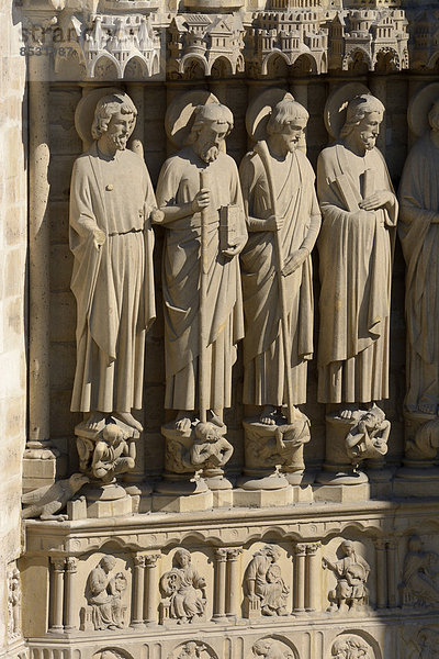 Figurengruppe an der Fassade der Cathédrale Notre Dame  Paris  Region Île-de-France  Frankreich