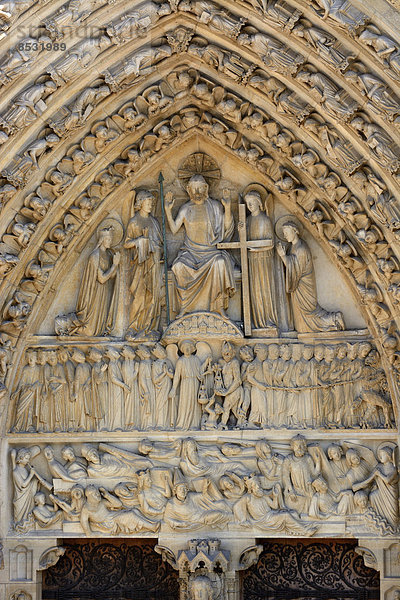 Steinreliefs über dem Eingang der Cathédrale Notre Dame  Paris  Region Île-de-France  Frankreich