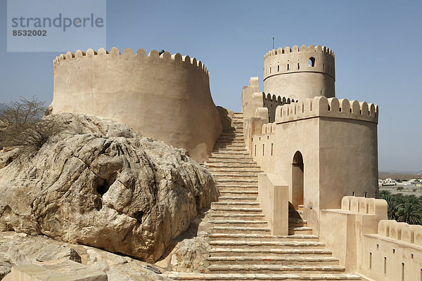 Innenhof  Treppe  Wehrturm  Fort Nakhl  oder Husn Al Heem  Festung  historischer Lehmbau  Al-Batinah Provinz  Sultanat von Oman  Arabische Halbinsel