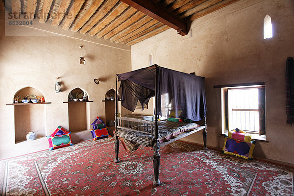 Traditionelles Schlafzimmer  Fort Nakhl  oder Husn Al Heem  Festung  historischer Lehmbau  Al-Batinah Provinz  Sultanat von Oman  Arabische Halbinsel