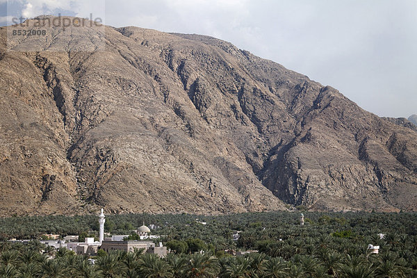 Ausblick vom Fort Nakhl  oder Husn Al Heem  Festung  über Oase Nakhl mit Dattelpalmen auf Jebel Nakhl Massiv  Al-Batinah Provinz  Sultanat von Oman  Arabische Halbinsel