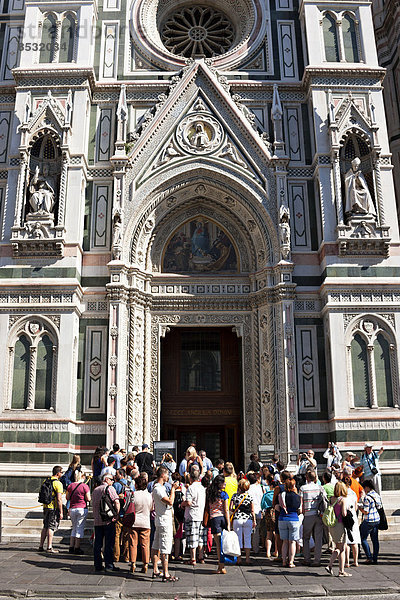 Touristen warten auf Einlass in die Kathedrale von Florenz  Duomo Santa Maria del Fiore  UNESCO-Weltkulturerbe  Florenz  Toskana  Italien