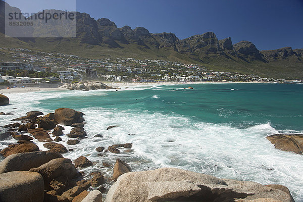 Bergkette Twelve Apostles und Strand von Camps Bay  Kapstadt  Westkap  Südafrika