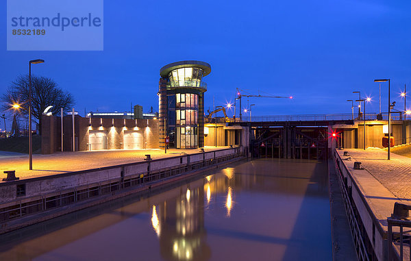 Schleuse Neuer Hafen  Verbindung zwischen Weser und Neuem Hafen  Bremerhaven  Bremen  Deutschland