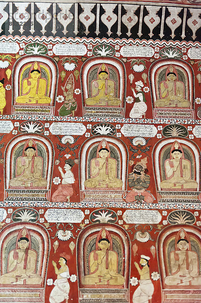 Wandmalerei  Fresko  bunt bemalte Wand mit Buddha-Darstellungen  Lankatilaka Vihara Tempel  bei Kandy  Zentralprovinz  Sri Lanka