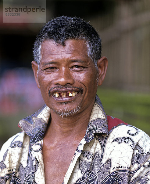 Lächelnder Balinese mit schlechten Zähnen  Zahnausfall  Bali  Indonesien