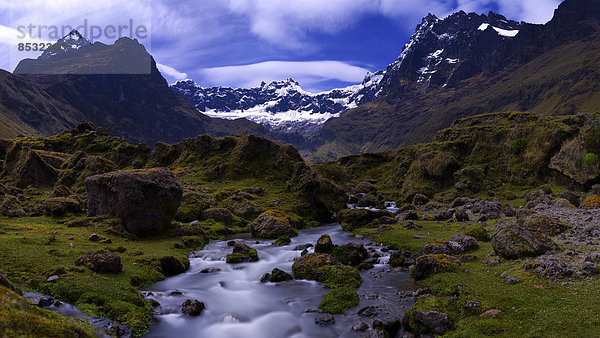 Gebirgsbach mit Bergen des Altar-Gebirges  El Altar oder Kapak Urku  bei Mondlicht  Riobamba  Region Cotopaxi  Ecuador