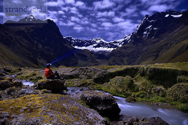 Bergsteiger mit Gebirgsbach mit Bergen des Altar-Gebirges  El Altar oder Kapak Urku  bei Mondlicht  Riobamba  Region Cotopaxi  Ecuador