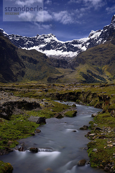 Gebirgsbach mit Bergen des Altar-Gebirges  El Altar oder Kapak Urku  bei Mondlicht  Riobamba  Region Cotopaxi  Ecuador