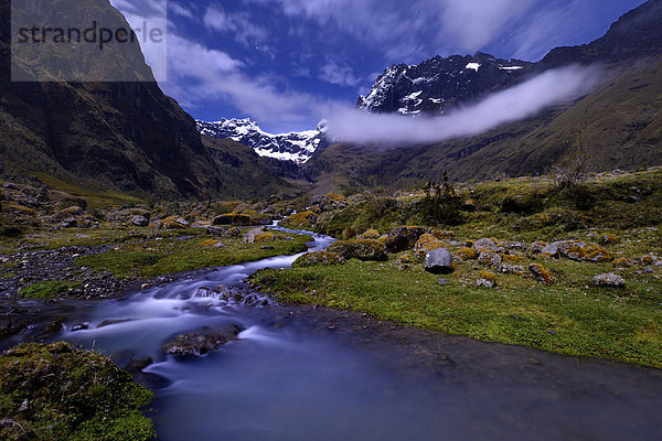 Gebirgsbach mit Bergen des Altar-Gebirges  El Altar oder Kapak Urku  bei Mondlicht  Riobamba  Region Cotopaxi  Ecuador