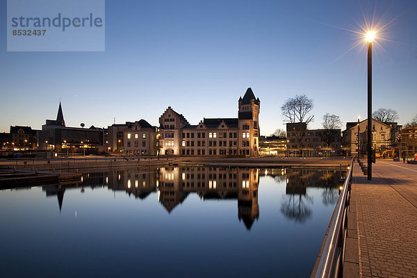 Die Hörder Burg spiegelt sich im Phoenix-See zur blauen Stunde  Dortmund  Nordrhein-Westfalen  Deutschland