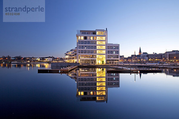 Der Phoenix-See mit dem Facharztzentrum zur blauen Stunde  Dortmund  Nordrhein-Westfalen  Deutschland