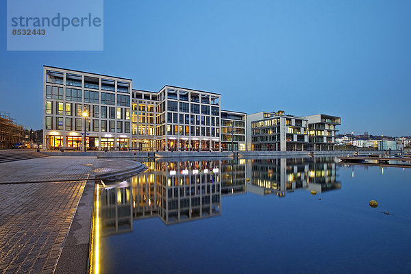 Der Phoenix-See mit der Uferpromenade und moderner Architektur zur blauen Stunde  Dortmund  Nordrhein-Westfalen  Deutschland
