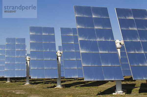 Reihen von Sonnenkollektoren  Heliostaten  Energieerzeugung in einem Sonnenwärmekraftwerk in der Wüste von Tabernas  Provinz Almería  Andalusien  Spanien