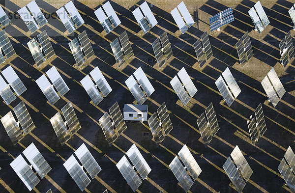Reihen von Sonnenkollektoren  Heliostaten  Energieerzeugung in einem Sonnenwärmekraftwerk in der Wüste von Tabernas  Provinz Almería  Andalusien  Spanien