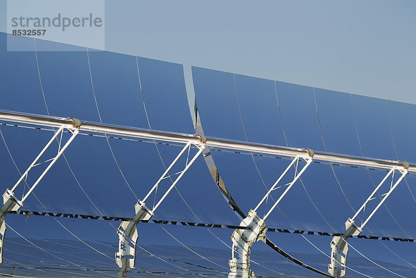 Zylindrische Parabolrinnen  Energieerzeugung in einem Sonnenwärmekraftwerk in der Wüste von Tabernas  Provinz Almería  Andalusien  Spanien