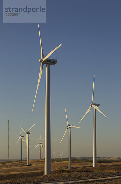nahe Abend Beleuchtung Licht Windmühle Windpark Spanien