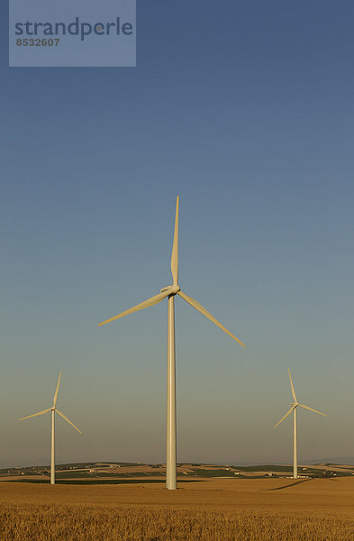 nahe Abend Beleuchtung Licht Windmühle Windpark Spanien