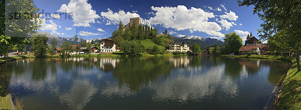 Burg Laudegg mit Burgteich  Ladis  Tirol  Österreich